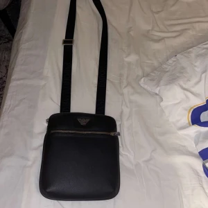 Armani Axel väska  - Säljer nu min nästan helt nya väska då den inte kommer till någon användning. För fler bilder Elle frågor skriv privat