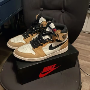 Jordan 1 rookie of the year - Jordan 1 rookie of the year OG all. Säljer dessa då de tyvärr har blivit för små för mig. Hoppas dessa kan komma till använding hos någon annan. Nypris runt 4500. Kan tänka mig att sänka vid snabb affär