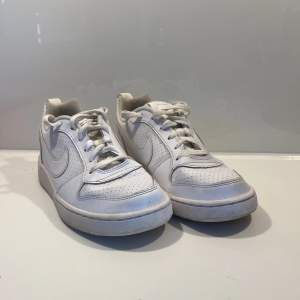 Ett par riktigt fina vita Nike skor som är använda ett fåtal gånger strl 38,5  Hör av er innan köp