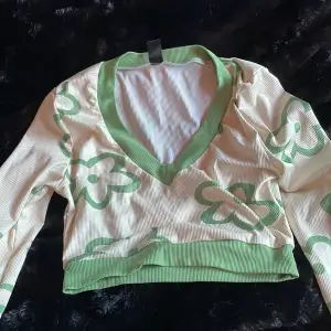 Grön/beigevit blommig långärmad tröja