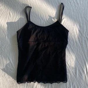 Mönstrat linne mesh  - Så snyggt linne med coolt mönster på tyget, lite mesh liknande (svårt att få med på bild men se bild 3). Står ingen storlek men uppskattar till S. Justerbara band. Köps helst via köp nu 💋