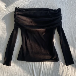 Off shoulder topp svart - Så snygg off shoulder topp! Mycket bra skick. Kommer lägga upp bilder på senare. Köps helst via köp nu 💋
