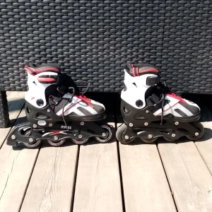 Inlines - Bra skick Kan ändra storlek mellan 33-36 Snörena är sönder