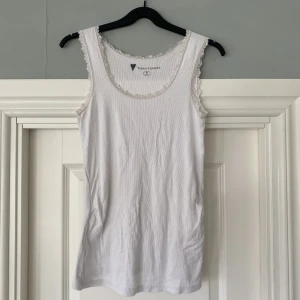 Linne - Stretchigt bekvämt linne med spetskanter, lite noppigt