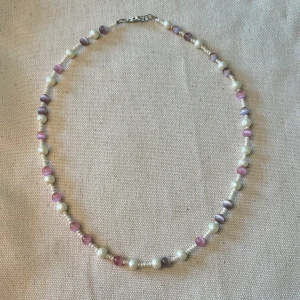 Rosa/lila pärlhalsband  - Superfint handgjort pärlhalsband! 🌿 längd: ca 49 cm