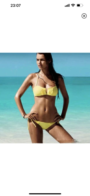 Bikini set  - Bikini-set från H&M. Helt nytt med lappen kvar. Bikiniöverdelen är i storlek 36 och trosorna 38. Använd gärna KÖP NU om du vill köpa.