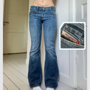 flare lågmidjade dieseljeans 🫶 - SUPERsnygga dieseljeans jag alltid får komplimanger på i jättefint skick, flare där nere och knappgylf 💕 säljer billigt inför sommaren då jag ska köpa ett nytt par ✨ kontakta mig för frågor/mått ❤️