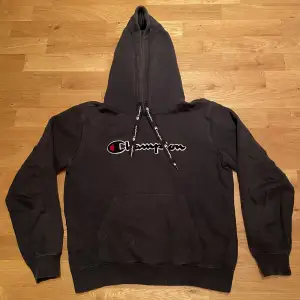 Skitsnygg Champion hoodie som blivit för liten för mig. Den är lite urtvättad men utöver det så är den i perfekt skick! Kommer inte exakt ihåg nypris men det var runt 900kr.