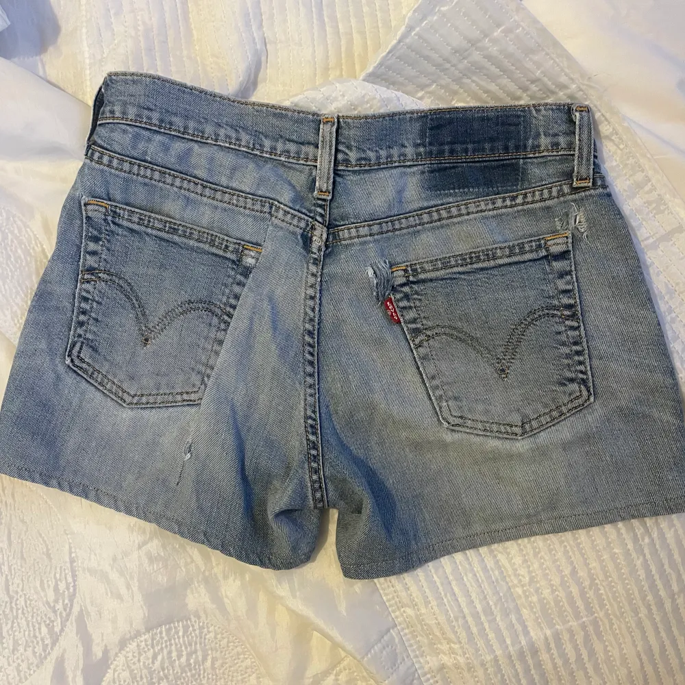Så snygga vintage Levis shorts i strl 36. En defekt vid fickan och därav priset, dock jättelätt att fixa (är själv bara latt). Samt att man inte ser igenom ”hålet”.. Shorts.