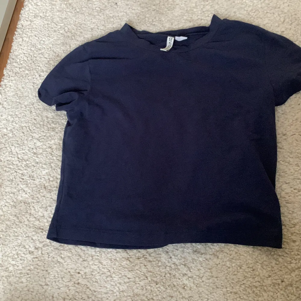 Fin croppad mörkblå t-shirt från HM basic. I storlek M men är som sagt croppad. Tvättas självklart innan frakt :) hör av dig om du är intresserad!. T-shirts.
