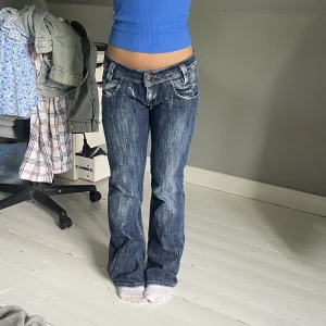 Lågmidjade Vintage lee Jeans - Lågmidjade vintage lee jeans som är köpta på second hand i Barcelona💗