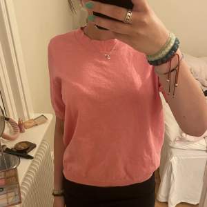 Suuupersöt rosa tröja! Jag köpte den secondhand för några månader sedan men den har inte kommit till användning särskilt ofta 🩷superfin färg nu när man är brunare!! 😇Färgen visar sig inte riktigt på bilderna… ska försöka ta bättre bild😘😘