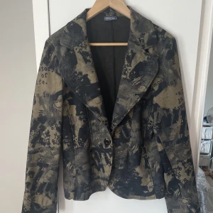 Kavaj - Supersnygg och unik kavaj. Säljer då jag inte kan styla den och därför kommer den tyvärr inte till användning hos mig