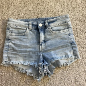 Jeansshorts  - Jeansshorts i stl 34 från hm