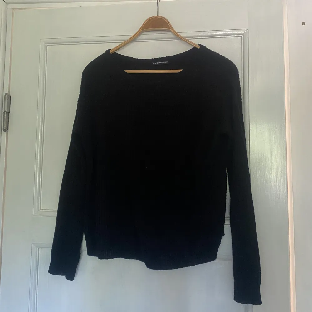 🌚 stickad tröja från Brandy Melville! Perfekt att slänga över klänningar/toppar. Marknadsförs som storlek one size, men passar XS-M beroende på hur du vill ha passformen. Frakt tillkommer!. Stickat.