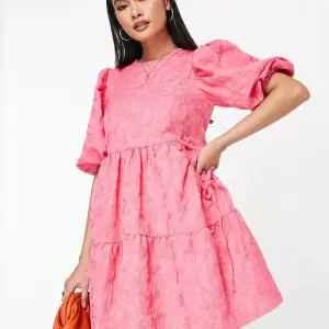 Slutsåld rosa klänning från asos. Jätte snygg i stl 34, bara använd en gång 