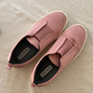 Rosa sneakers Steve Madden - Rosa sneakers i satintyg. Använda ett fåtal gånger med sulan har blivit lite gul, därav det låga priset. 