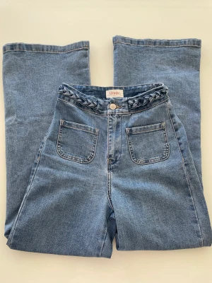 Jeans  - VILL BLI AV MED ALLT SÅ PRISET GÅR ATT FÖRHANDLA! Säljer dessa jätte snygga jeans som är köpta i Paris för att de är för små! Super bra skick! Frakten tillkommer! Skriv gärna för frågor, bilder etc 