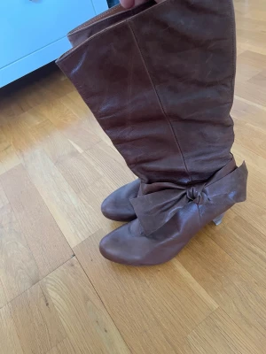 Klackar  - Jättefina läder klackskor. Köpta för 90€ säljer för 250. De har använts få gånger. Pris kan diskuteras❤️❤️❤️
