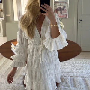 Vit klänning - Vit klänning från nakd i Moa Mattssons kollektion. Helt slutsåld. Aldrig använd och har lapparna kvar! 