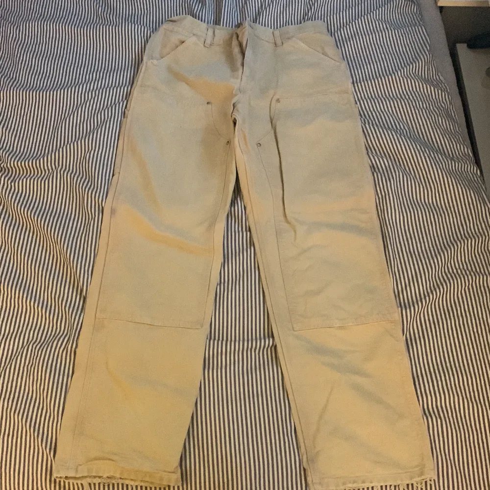 Carhartt Byxa Använt och lite slitna på botten   . Jeans & Byxor.