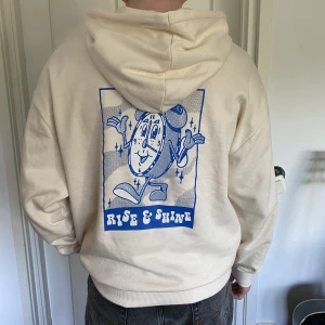Hoodie - Använd nån gång så bra skick! Storlek M oversized. Från ASOS.