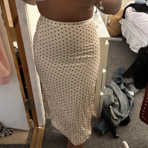 Långkjol  - En jätte fin långkjol med slits på båda sidorna. Köpt ifrån h&m och är i storleken 34. 
