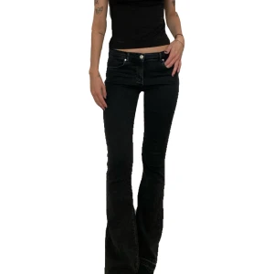 lågmidjade flare jeans - Svarta lågmidjade flare jeans från bikbok, storlek S. Jag är 176cm och de går över skorna, jättebra skick. Använd gärna köp nu :) o har du nån fråga är det bara att skicka ett meddelande.