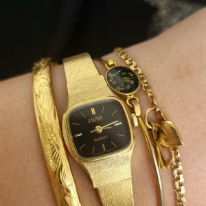 Vintage PUMA quartz klocka - PUMA klocka med relativt nytt batteri, tycker om klockan jättemycket, men säljer då den tvärr blivit förliten för mig