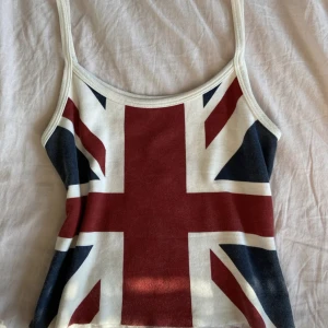 Brandy Melville UK  - JÄTTE fint linne från brandy som jag måste sälja eftersom jag behöver pengar 😭 Sitter som ett vanligt linne och passar xs/s/m eftersom det sitter luftigt 😍 Använd gärna köp nu!! Finns annonsen = Finns plagget 😍🤩