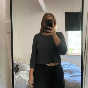 Grå ribbad tröja - Använd men i gott skick. Jag som har klippt av den