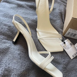 Sandaler med klack - Ett par helt oanvända smutsvita sandaler med klack från Mango. Köpta för 600kr✨jättefina inför sommaren🌸 pris kan diskuteras