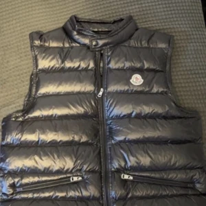 Moncler gui väst - Moncler gui väst, knappt använd storlek 4