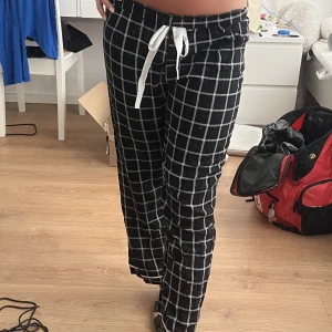 Pyjamasbyxor - Pyjamasbyxor för 100kr inkl frakt som köparen står för🌻 Är 169cm