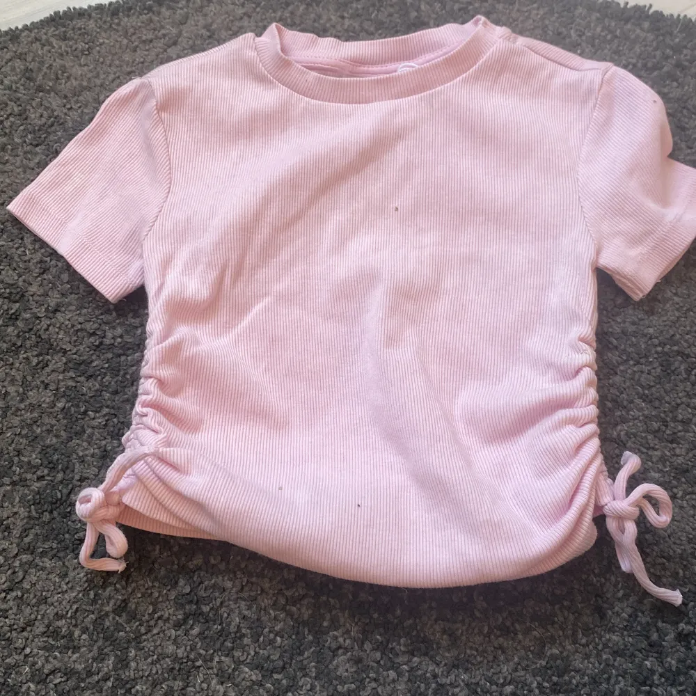 Basic rosa kortärmad som går att spänna in vid sidorna! Storlek 134/140. T-shirts.