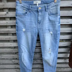 Isa jeans från Mango i storlek 36 med slitningar. Kan skickas men då står köparen för fraktkostnaden. #mango