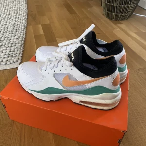 Nike Air Max 93 - Storlek 44. I väldigt bra skick. Använda 3 gånger, inga fel mer än lite smuts. Nypris 1449. Kan hämtas i Norrköping eller Västerås, annars skickas. Mkt snygga skor men säljer då dom inte används 