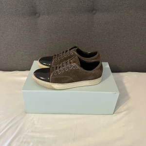 Lanvin skor - Bruna Lanvin skor, EU 41-42 (UK 6). Perfekt skick (avgör själv). Ingår skor, box, dust bags och extra skosnören. Nypris: 4299 kr, köp nu för 2600 kr. Fraktas spårbart via PostNord. Kontakta mig vid frågor eller funderingar!