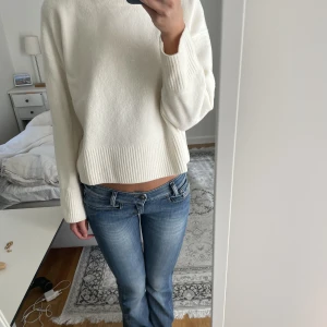 Vit stickad tröja från &otherstories - Vit stickad tröja från &otherstories. Tröjan är nyligen köpt och är helt som ny. Nypris 490kr💘