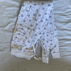 Pyjamasbyxor  - Söta pyjamasbyxor med djur på! Storlek 36 står det men skulle säga passar Xs eller barn från 10-14 år beronde på hur stora barnen är! 
