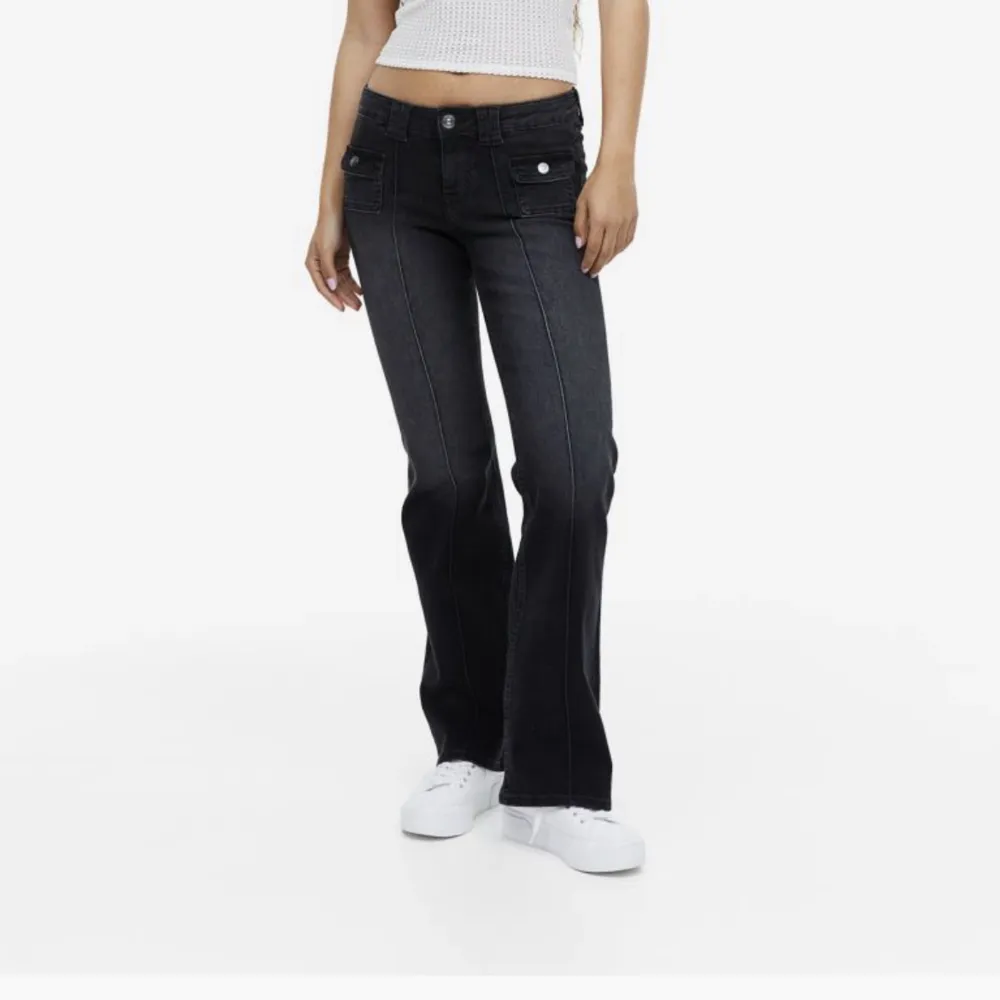 Säljer dem super populära Hm byxorna som är slutsålda. Supersnygga och i superbra material +unika och lågmidjade  (i den svarta modellen) . Jeans & Byxor.