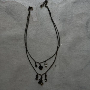 Halsband med flera lager - Halsband i mörk koppar med flera lager och söta berlocker! Köpt secondhand 