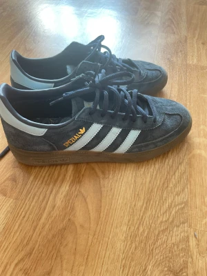 Adidas spezial - Supersnygga adidas spezial som är utsålda nästan överallt, säljer pga lite för små. Använda ett fåtal gånger men i bra skick. 