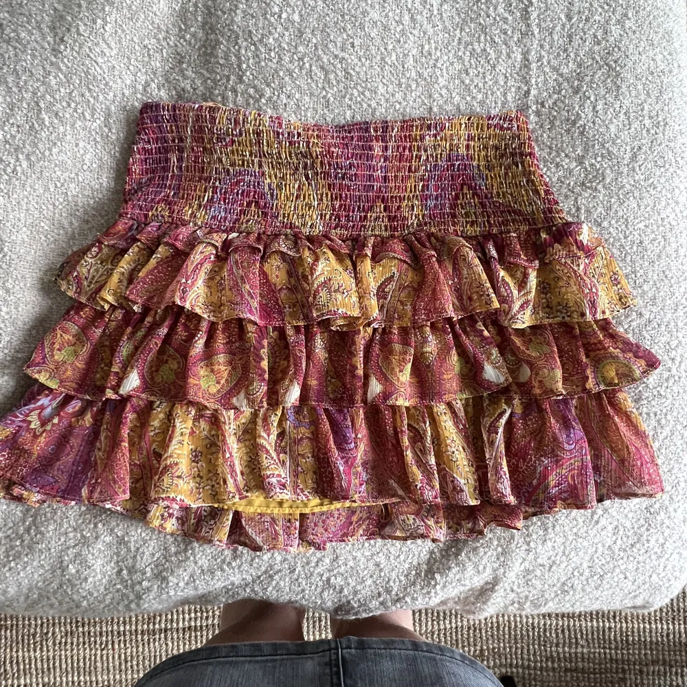 Säljer denna somriga kjol från Zara eftersom den inte kommer till användning❤️‍🔥❤️‍🔥❤️‍🔥❤️‍🔥. Kjolar.