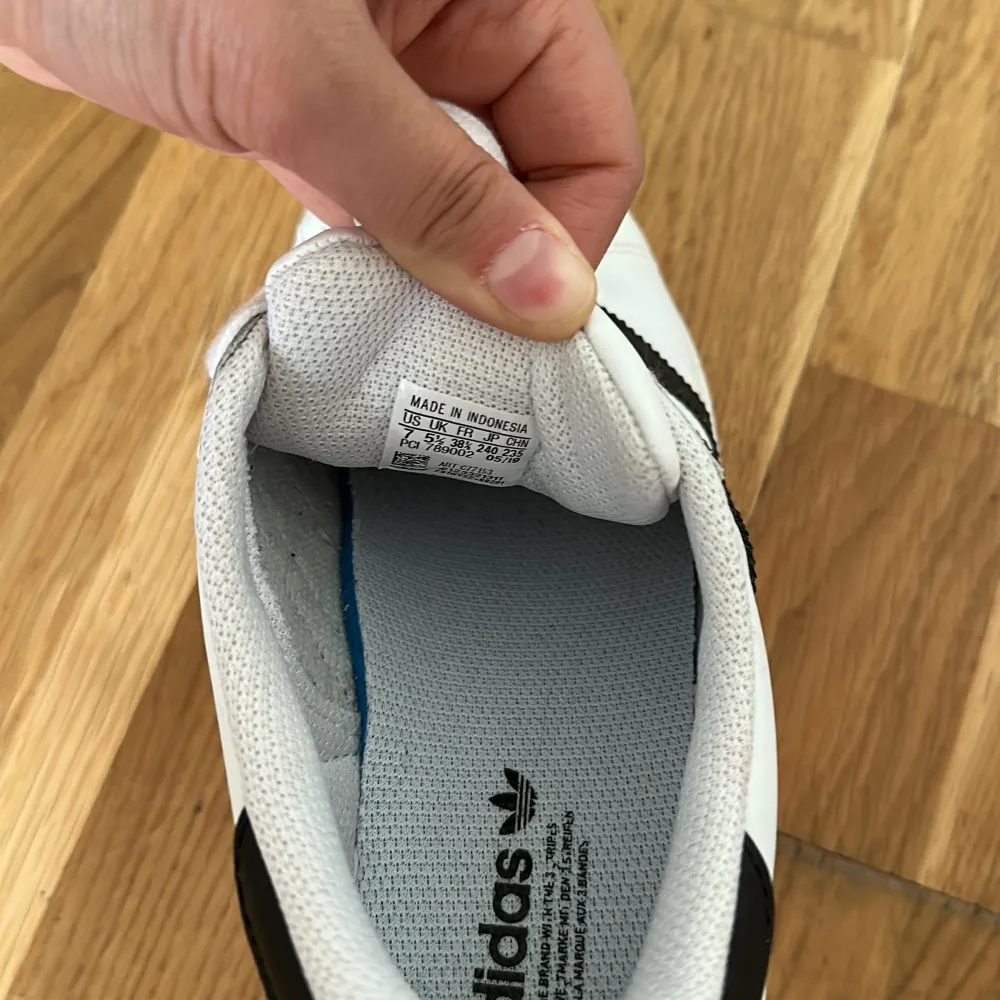 Adidas skor använda 1 gång och ser ut som nya! . Skor.
