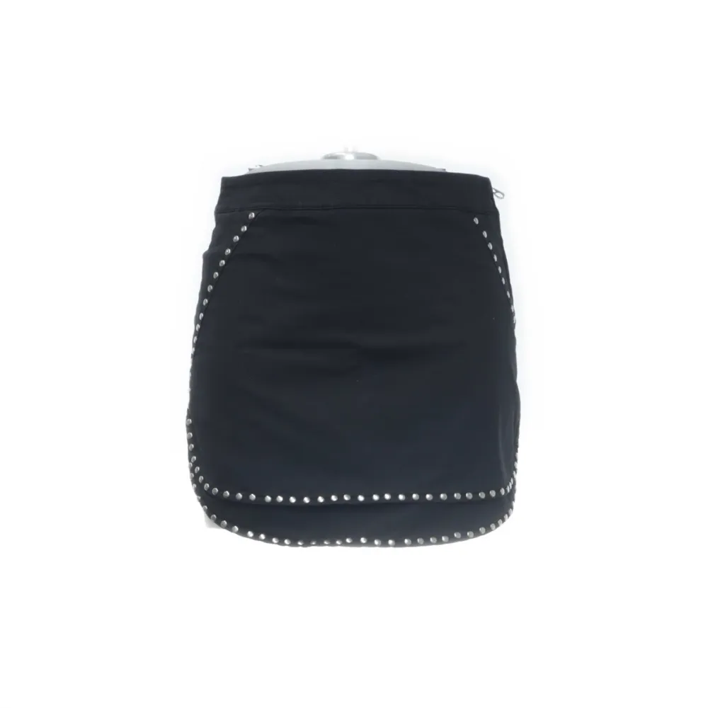 Skit snygg svart kjol med nitar från hunkydory! Unik i sitt utseende. Det står ej storlek men skulle säga XS💫. Kjolar.