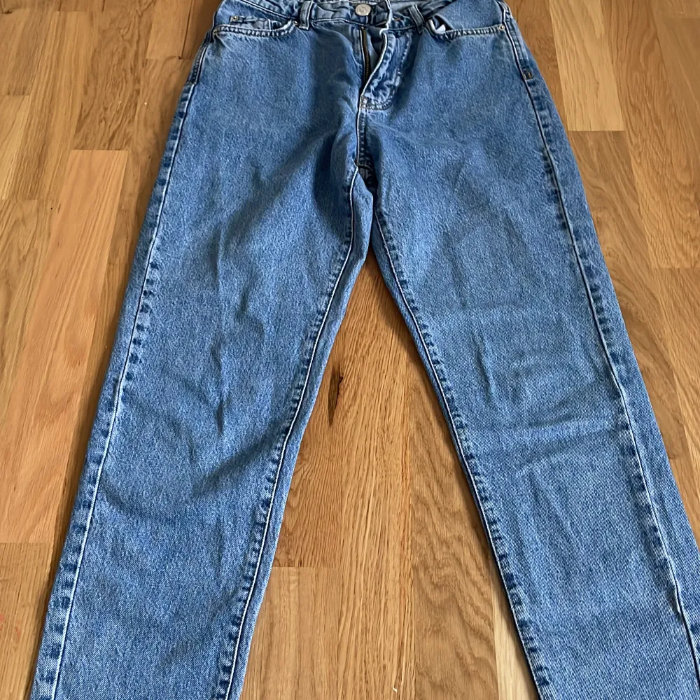 Straight leg jeans från ginatricot  storlek 34  innebenslängd: 67 cm . Jeans & Byxor.