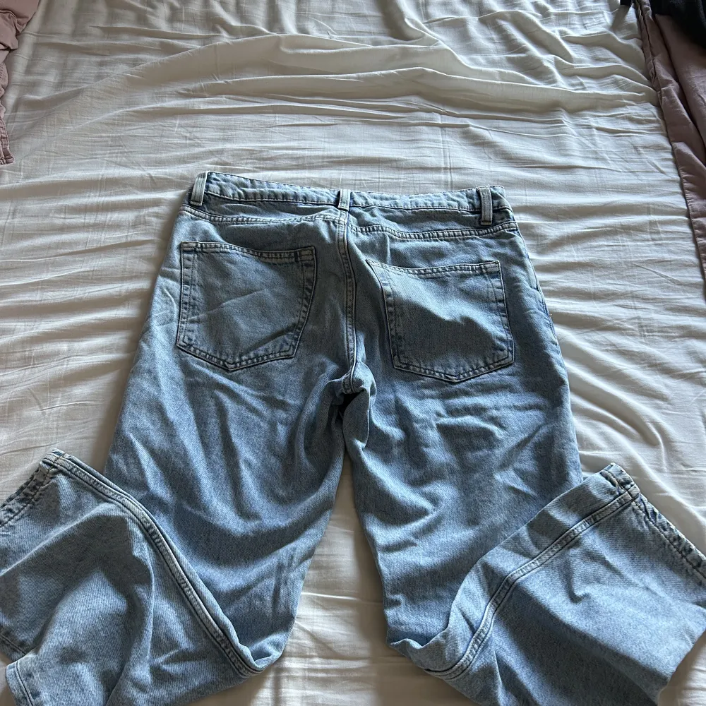 Jeans från H&M som knappt är använda. Storlek 30/32 och har en bra passform. . Jeans & Byxor.