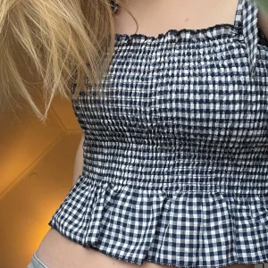 Rutig topp - Säljer min fina rutiga topp som aldrig är använd då med var för liten på mig! Köpt för ungefär 150kr, kontakta mig vid intresse och KLICKA GÄRNA PÅ KÖP NU!!💓💓