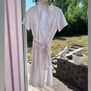 Klänning  - Omlottklänning. Perfekt till midsommar 